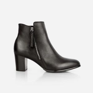 Poppy Barley Tassel Bootie size 8.5 black EUC